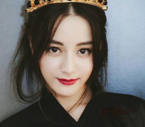 迪丽热巴家世背景,出身名门，星光璀璨的演艺之路